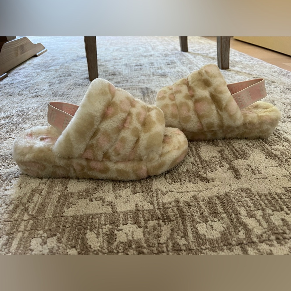 UGG slippers. They are whiter and brighter in person. Size 7. Like brand new